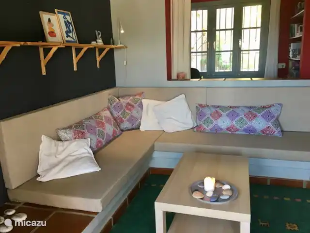 casa la chaparra en España, Andalucía, Riogordo - casa vacacional La sala de estar en la habitación.