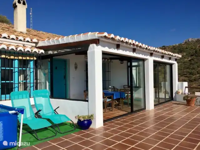 casa la chaparra en España, Andalucía, Riogordo - casa vacacional La terraza donde se pueden abrir todas las puertas y ventanas.