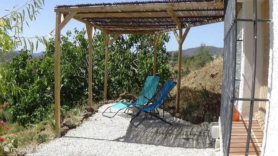 Apartamento. 
Un lugar precioso a la sombra :-)