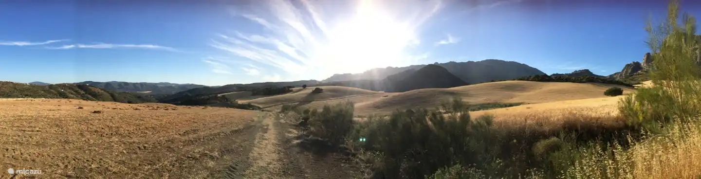 Senderismo en las montañas cercanas