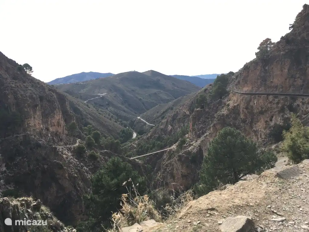 Por quebradas sobre el puente colgante, hermoso paseo.