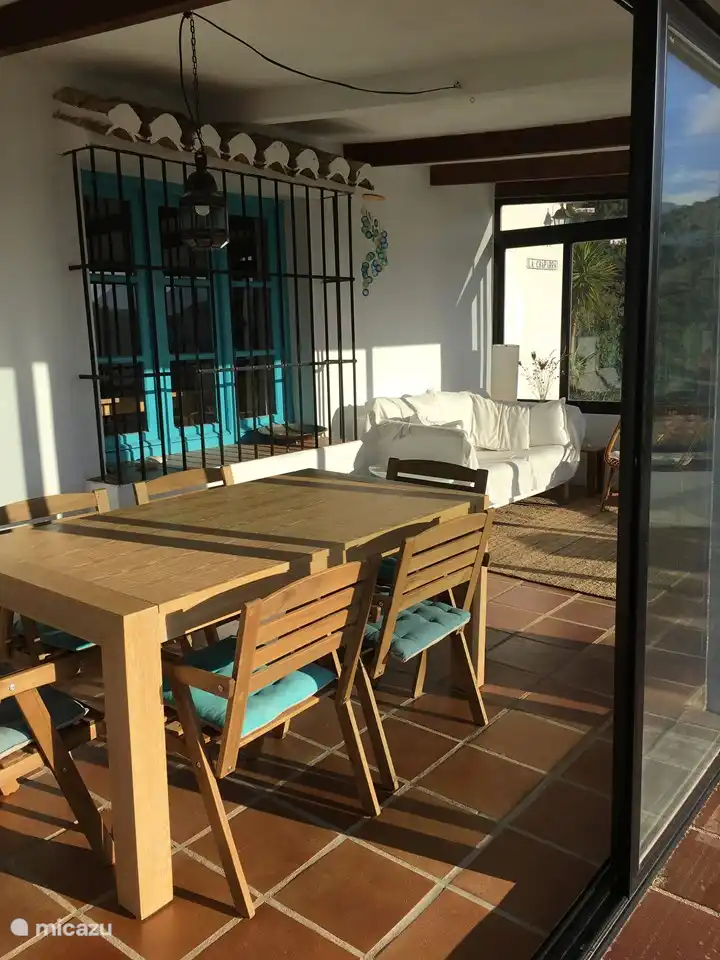 Disfrutando del sol en el sofá..