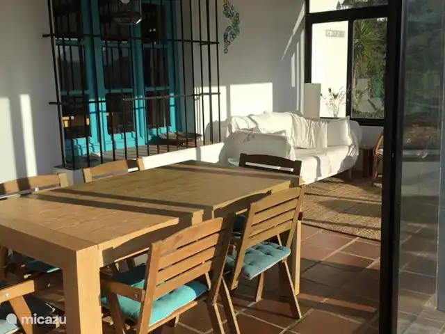 casa la chaparra en España, Andalucía, Riogordo - casa vacacional Disfrutando del sol en el sofá..