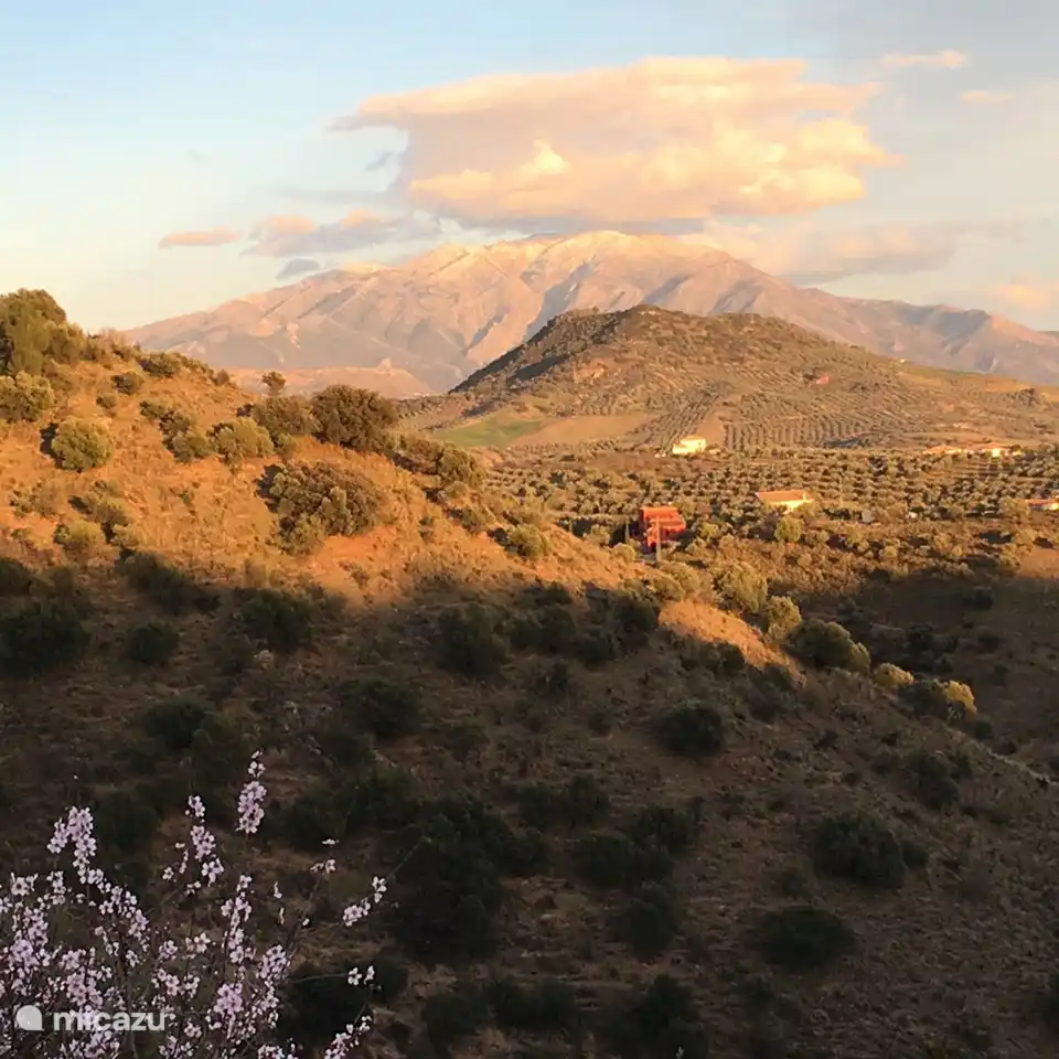 El juego de colores en las montañas desde la terraza