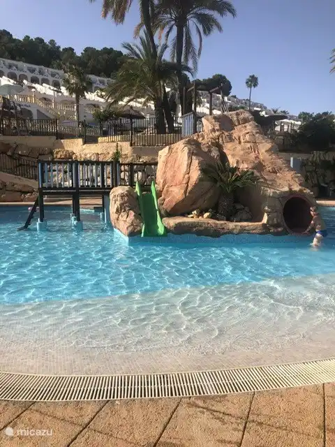 Slide in the paddling pool 