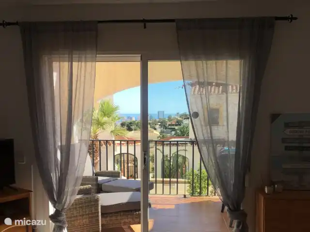 Casa Bonita huren in Spanje, Costa Blanca, Calpe - vakantiehuis uitzicht vanuit de woonkamer op het balkon met 2 heerlijke relax stoelen