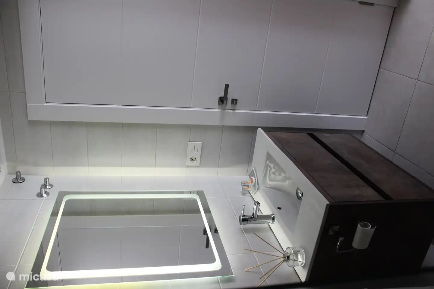 Waschbecken aus der Dusche gesehen