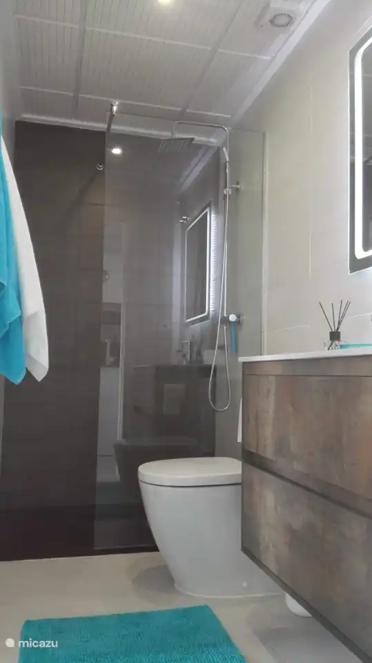 Badezimmer zu den Einzelbetten