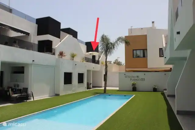 Gemeinschaftspool und unsere Wohnung auf der Rückseite.