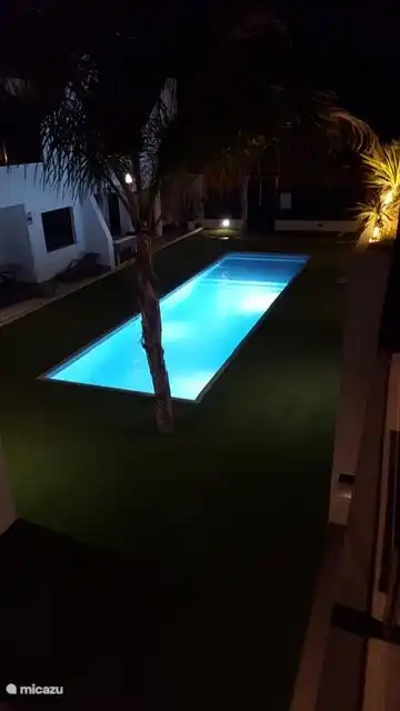 Schwimmbad in der Nacht