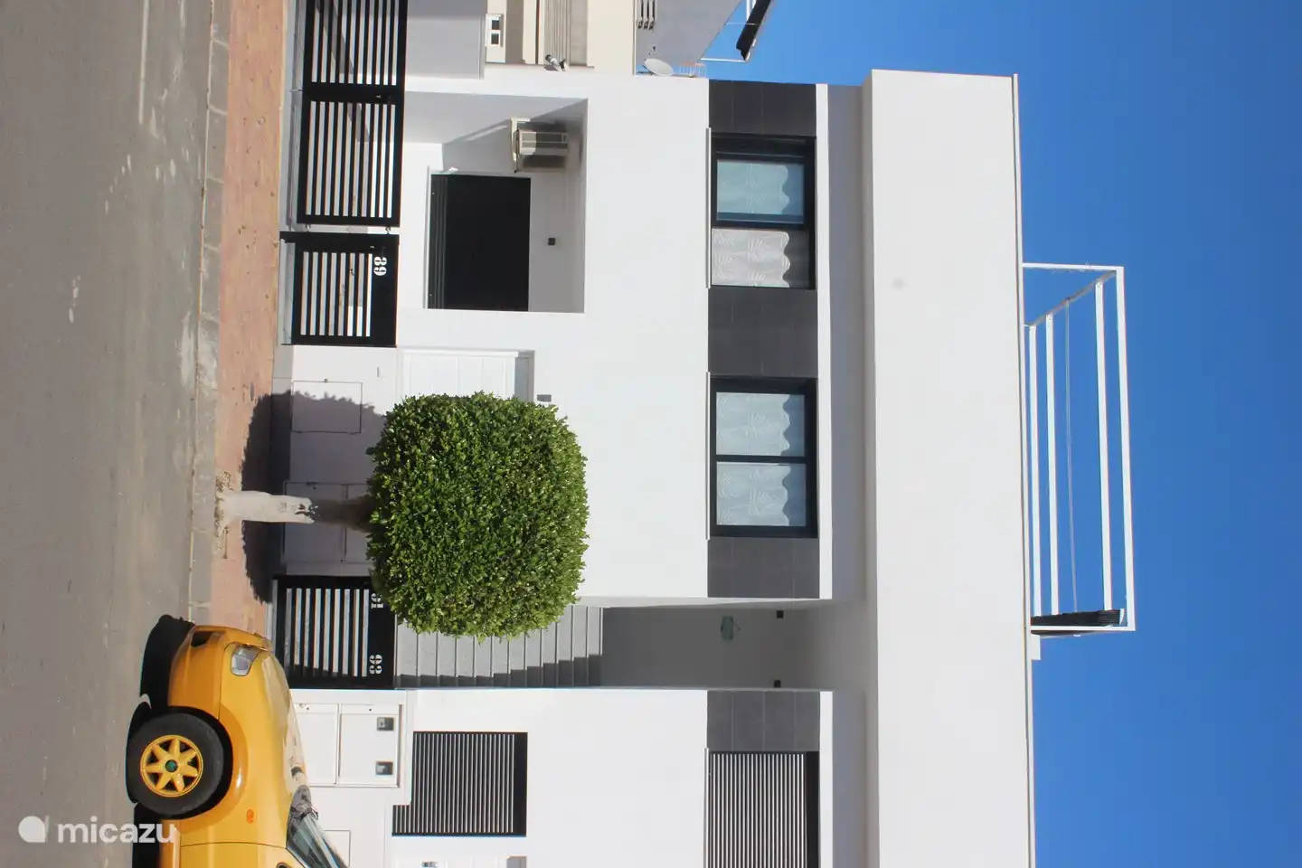 Vor der Wohnung mit der Treppe