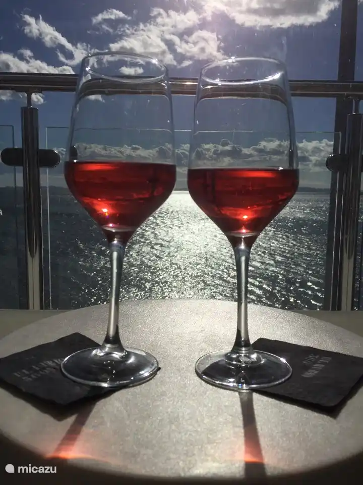 In der Wintersonne auf der Terrasse von El Rubio, mit einem schönen Blick über das Mar Menor