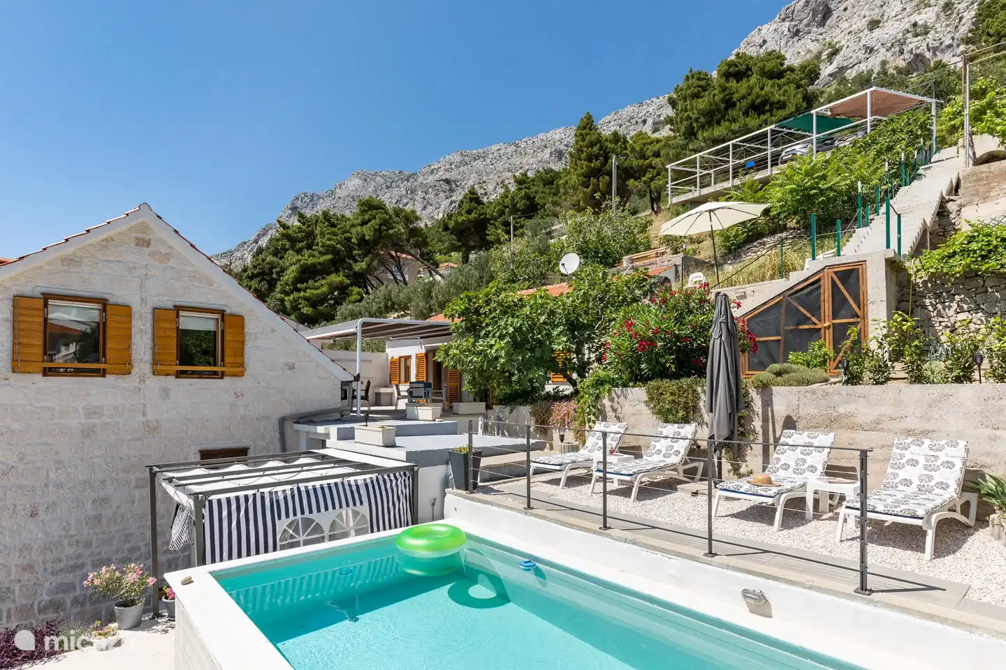 Swimming pool, sun terrace and parking space upstairs