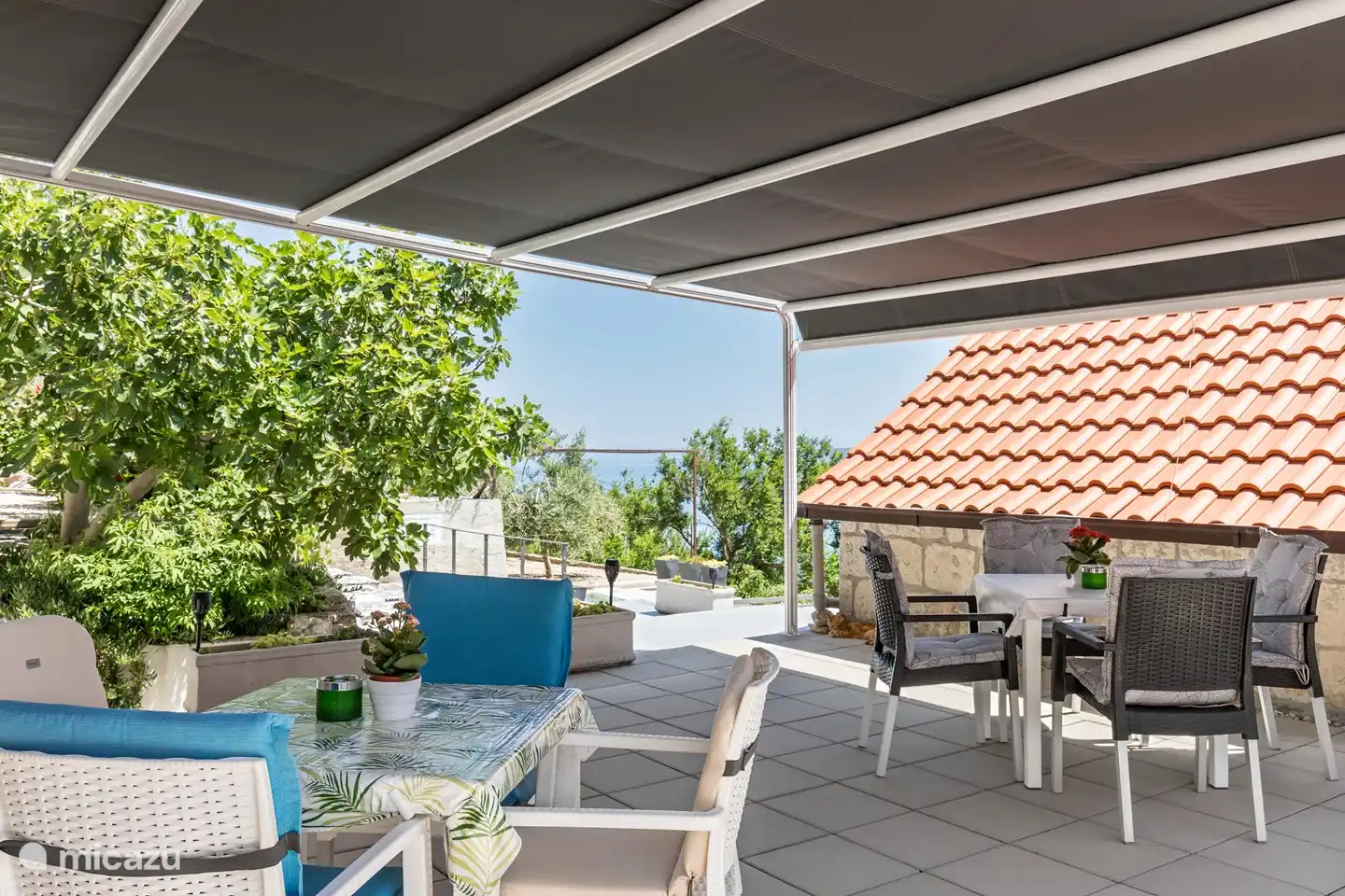 Terrace between Fantail and Tui Apartment