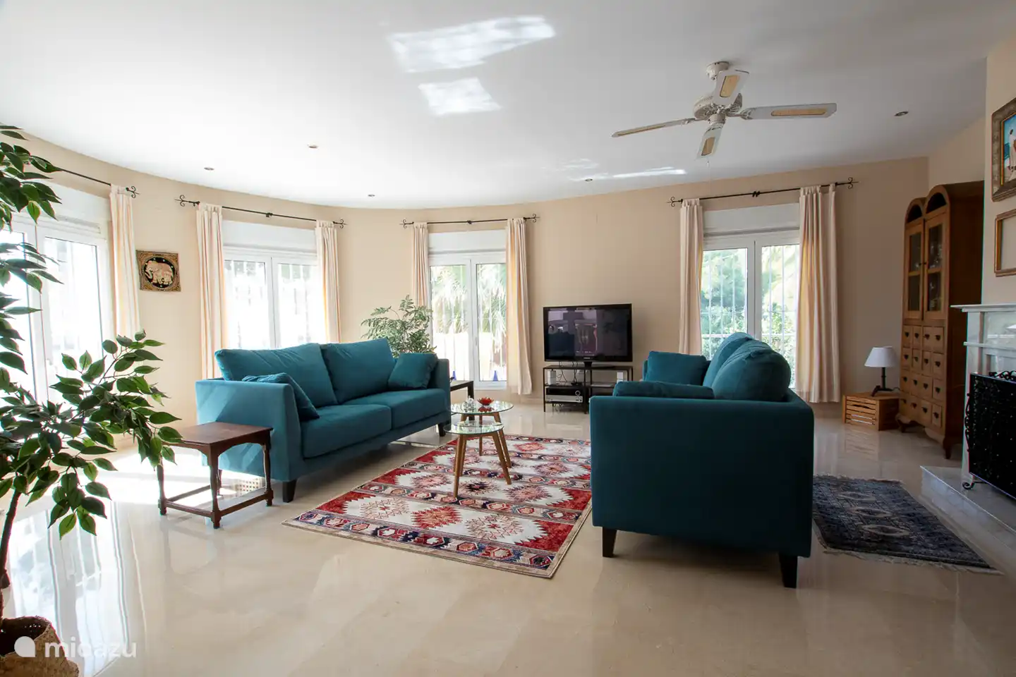 Salon spacieux et spacieux avec vue panoramique