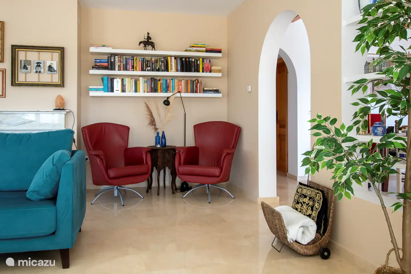 Dans le salon un coin lecture séparé avec des fauteuils confortables