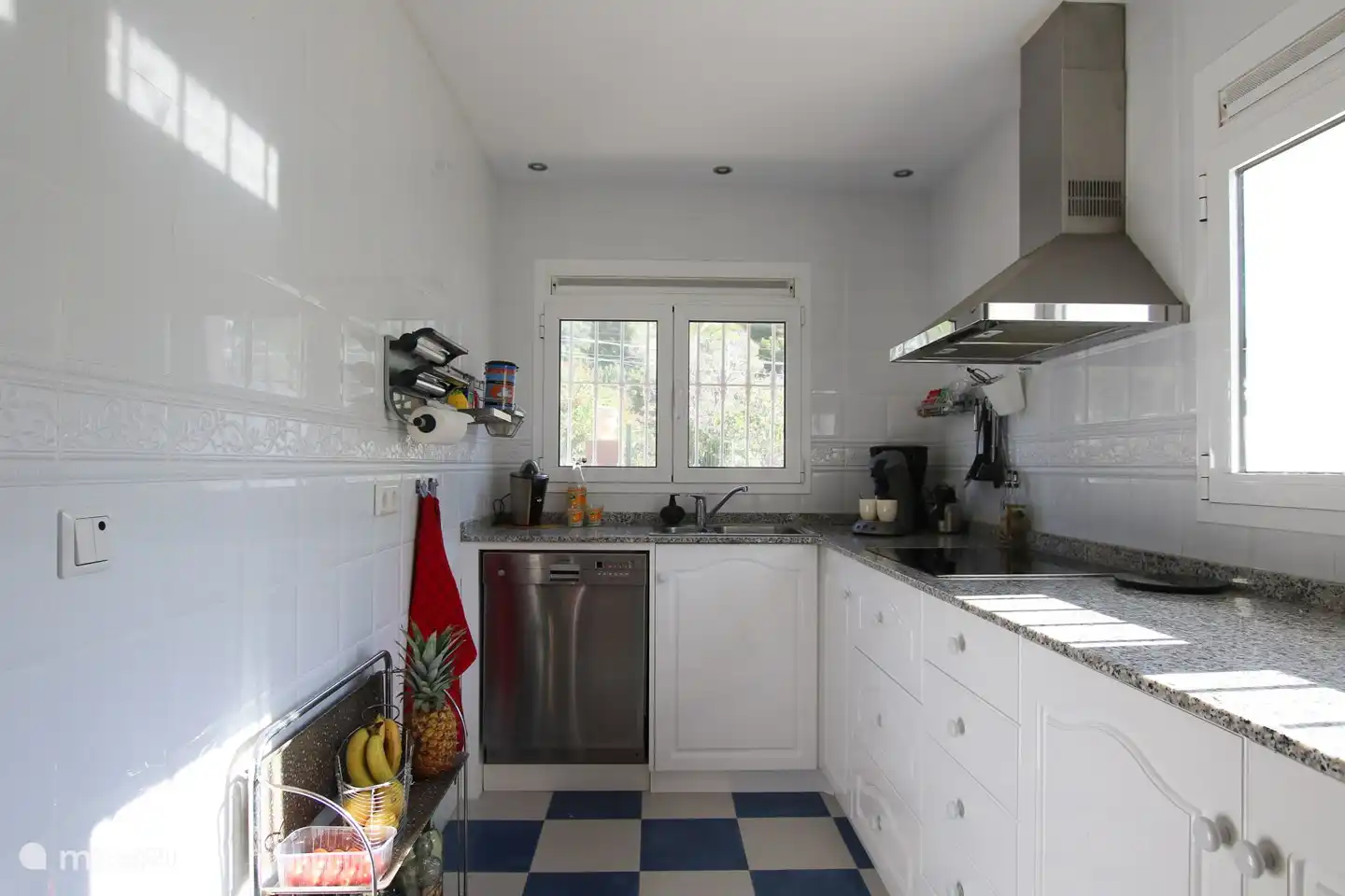 La cuisine spacieuse est entièrement équipée.