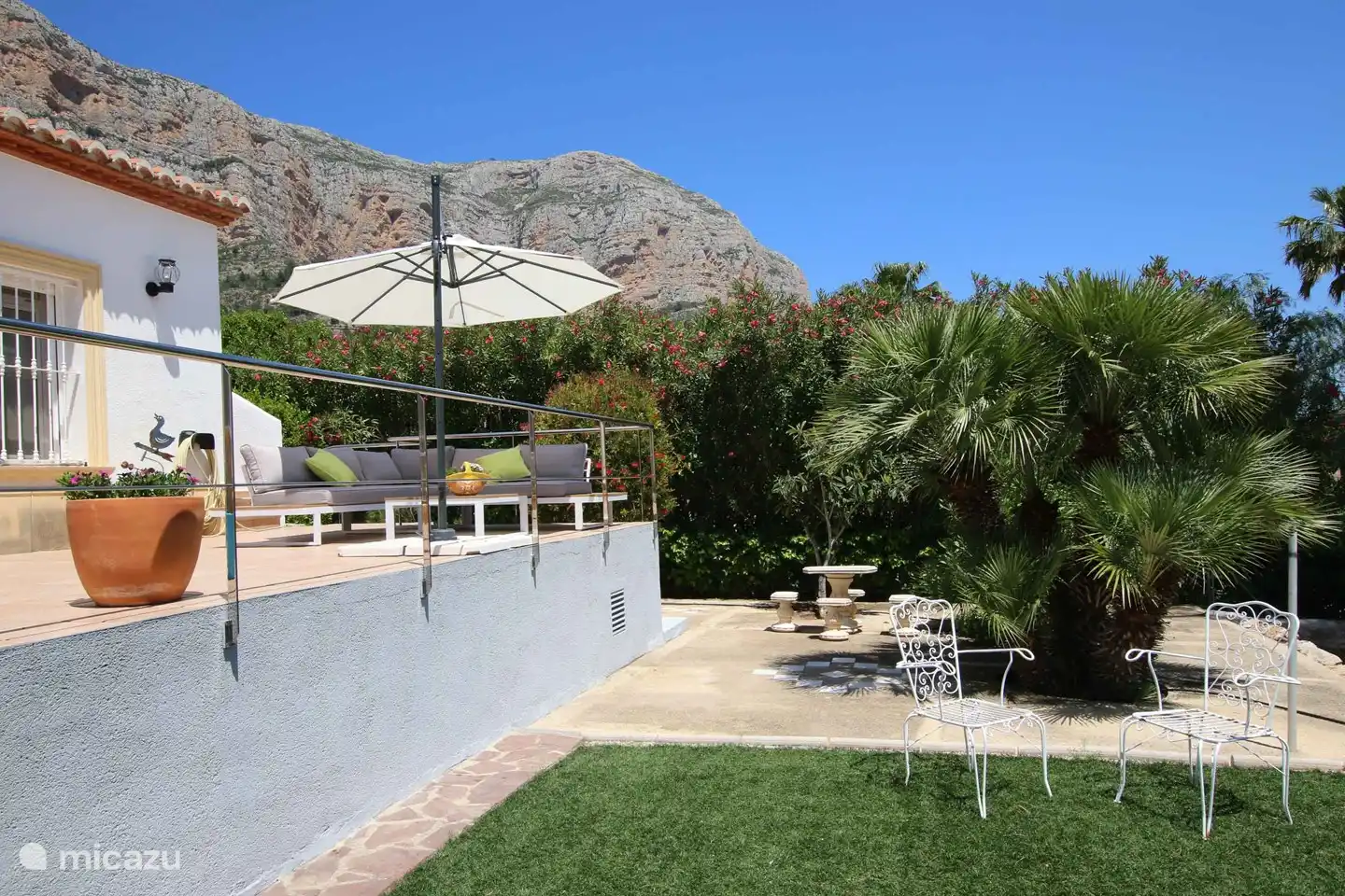 Le jardin de la villa a plusieurs niveaux