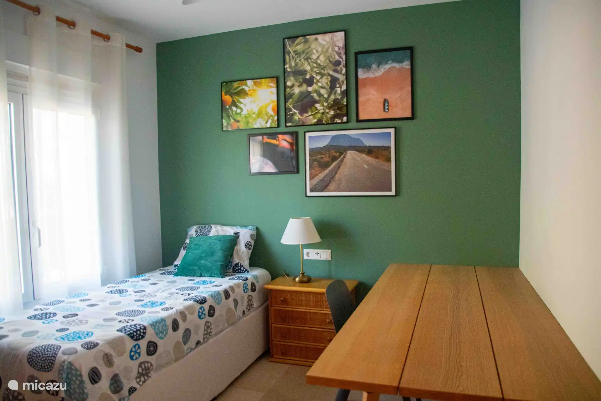 Chambre avec 1 lit, lavabo privé et penderie