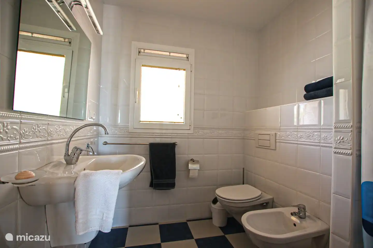 Salle de bain 2 avec WC, bidet, lavabo et douche.