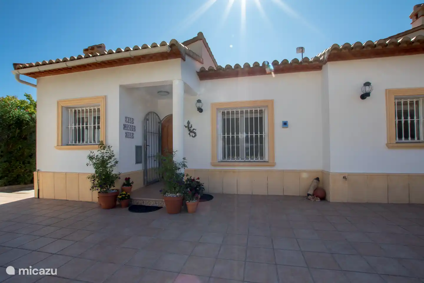 Le grand parking sur place est accessible par un portail coulissant automatique