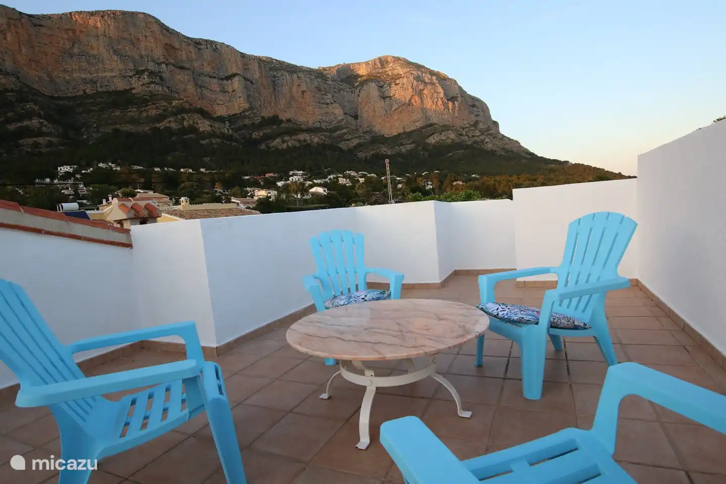 Pour ceux qui ne se lassent pas du soleil, vous pouvez également utiliser le solarium. L'endroit pour profiter du coucher de soleil. Au loin la mer.
