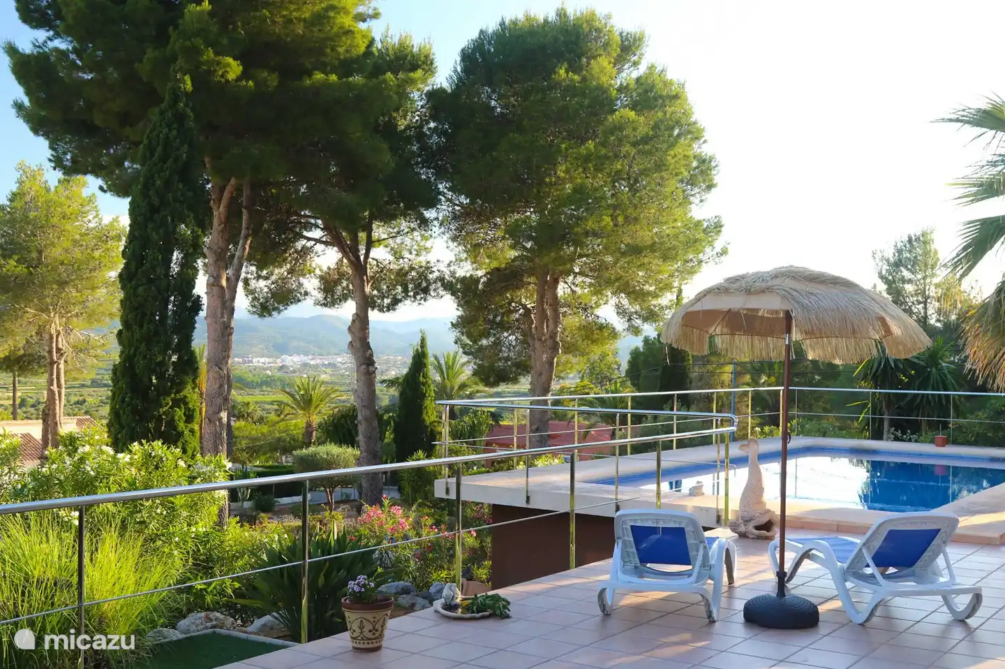 La villa est située dans un quartier calme et verdoyant