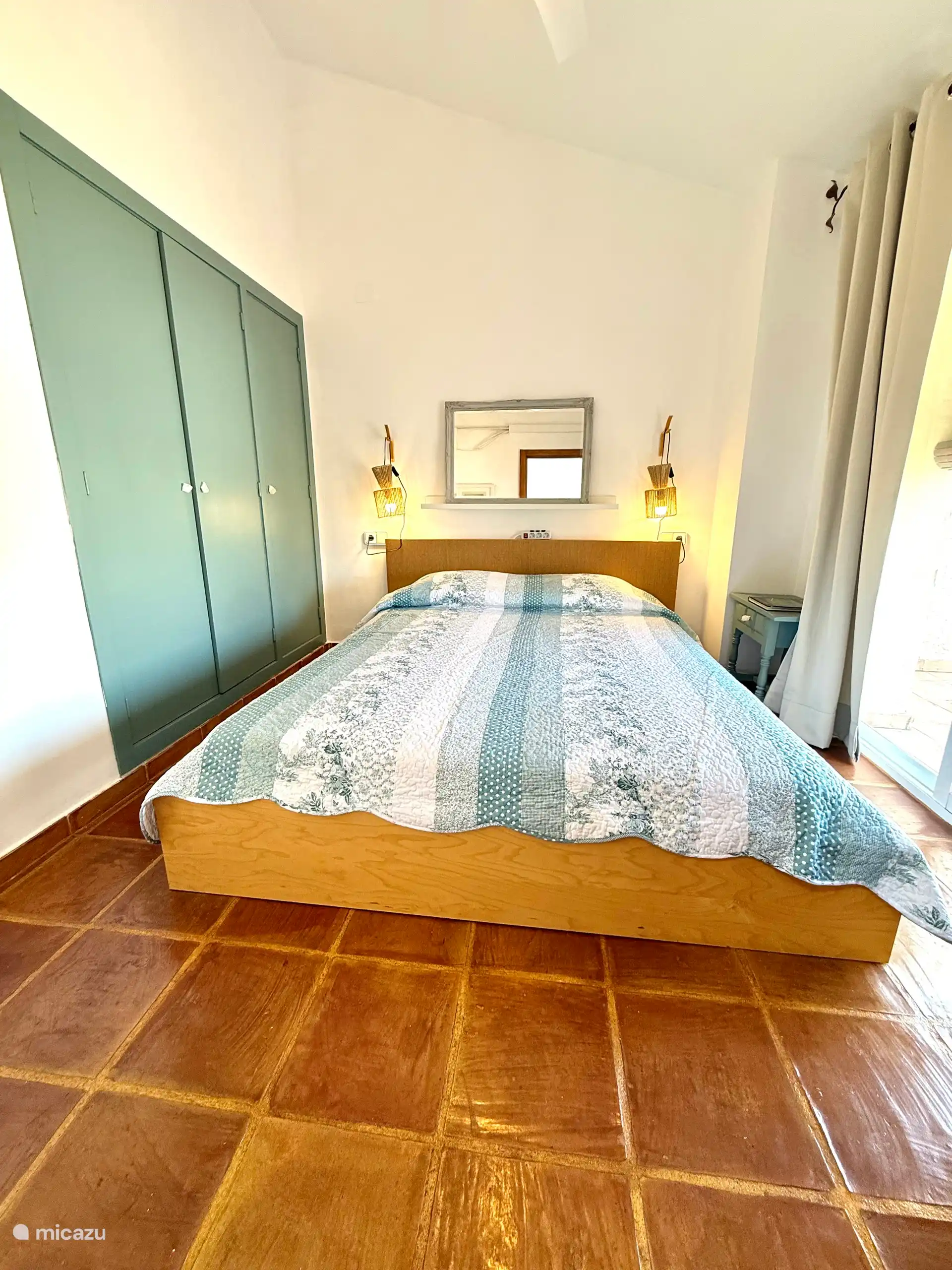 Lit de 2 personnes. (150 cm) avec balcon et ventilateur de plafond.