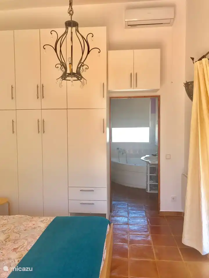 Chambre principale avec salle de bain attenante.