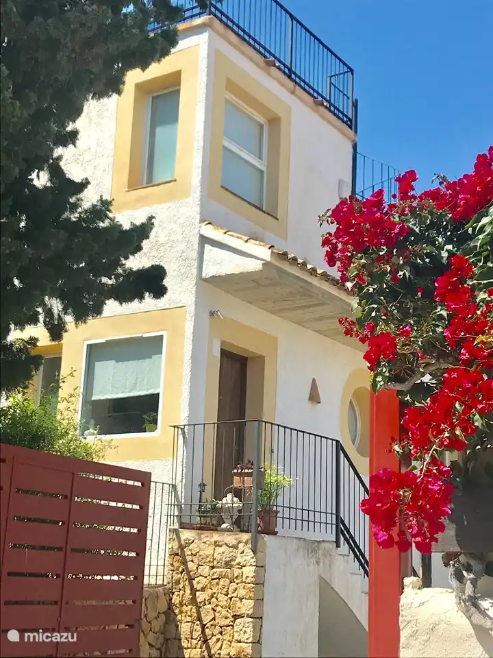 Façade et entrée de la maison.