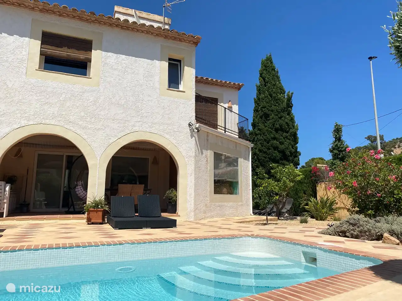 Jardin et vue sur la maison avec terrasse couverte