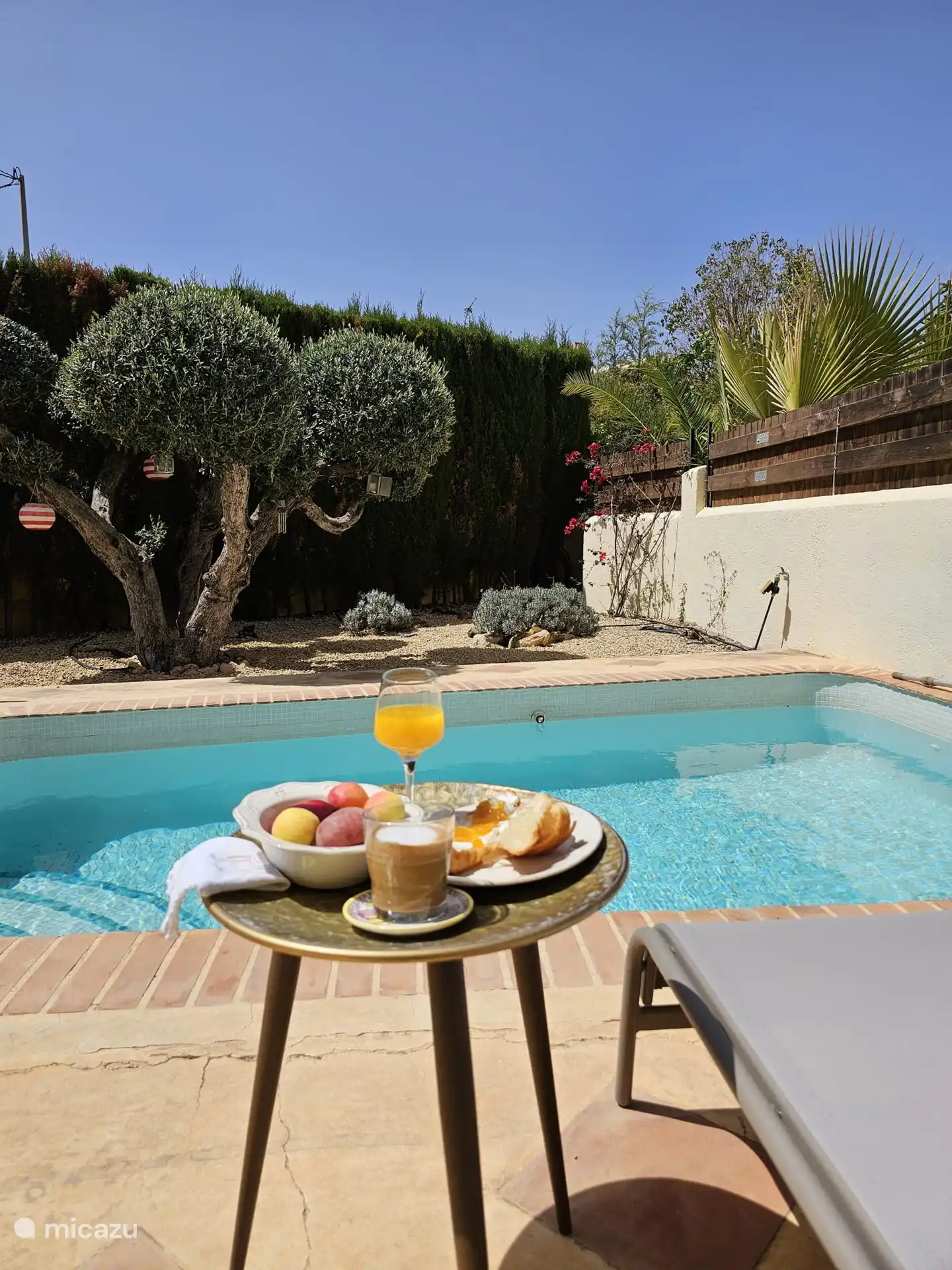 Petit-déjeuner au bord de la piscine
