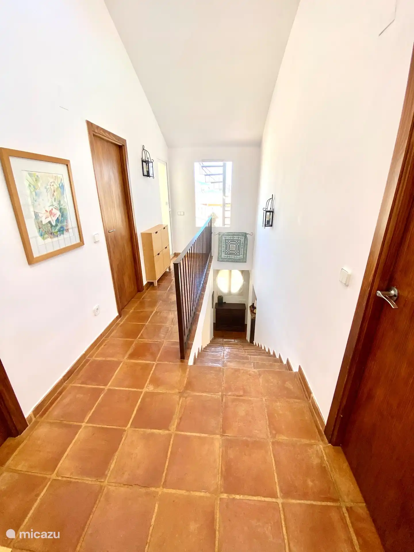 Couloir avec accès au balcon et à la terrasse sur le toit