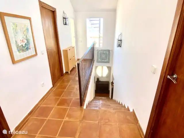 Maison Méditerranéenne | Espagne, Costa Blanca, Albir - chalet Couloir avec accès au balcon et à la terrasse sur le toit
