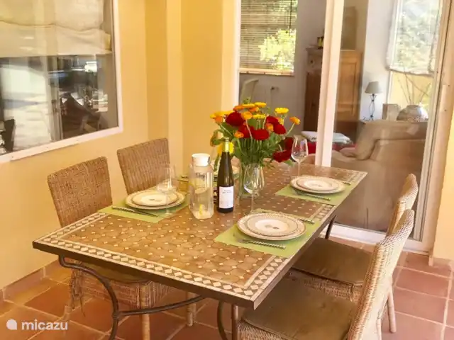 Maison Méditerranéenne | Espagne, Costa Blanca, Albir - chalet Terrasse couverte avec table à manger.