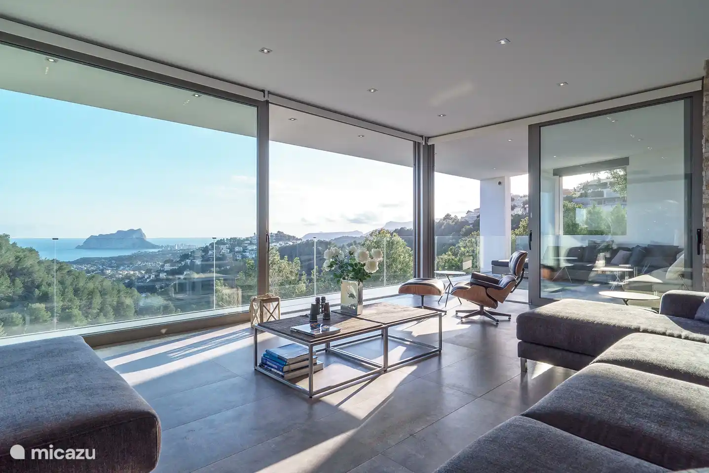 Wohnzimmer mit Lounge-Terrasse