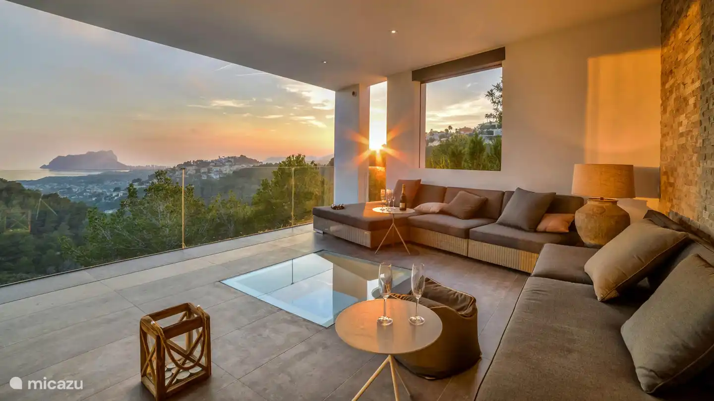 Lounge-Terrasse neben dem Wohnzimmer