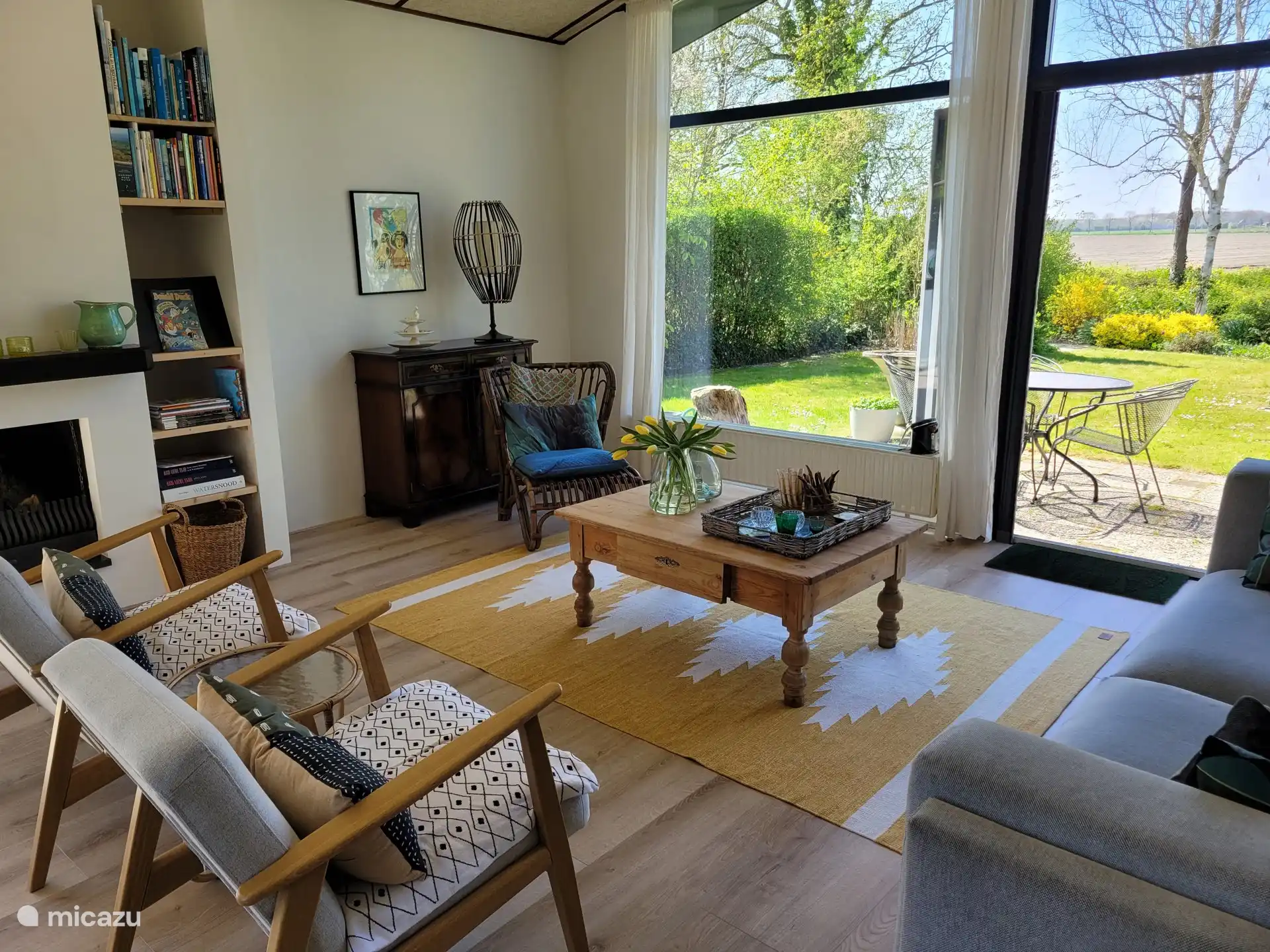 Le salon spacieux avec beaucoup de confort