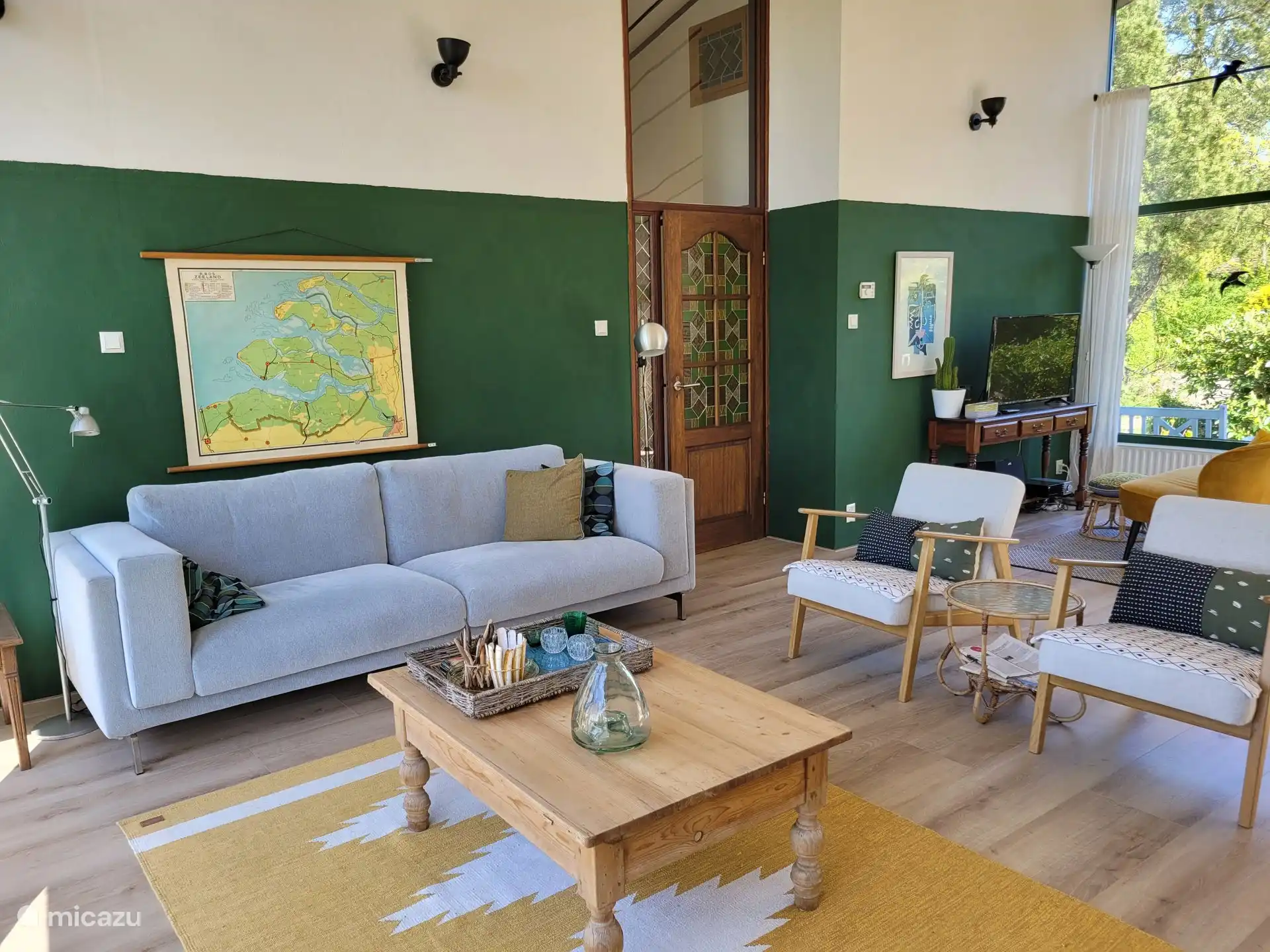 Coin salon et coin TV.