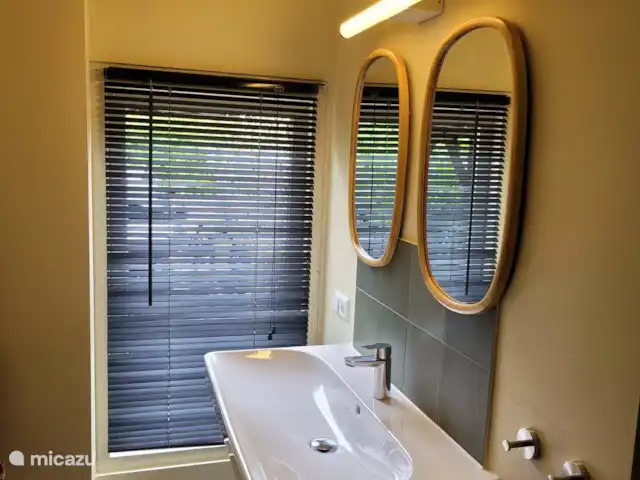 Weids uitzicht huren in Nederland, Zeeland, Ouwerkerk - bungalow Sfeervolle badkamer