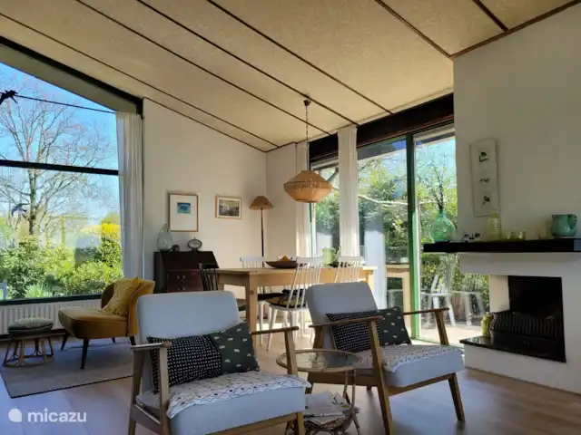 Weids uitzicht huren in Nederland, Zeeland, Ouwerkerk - bungalow Beeld van zithoek en eethoek.