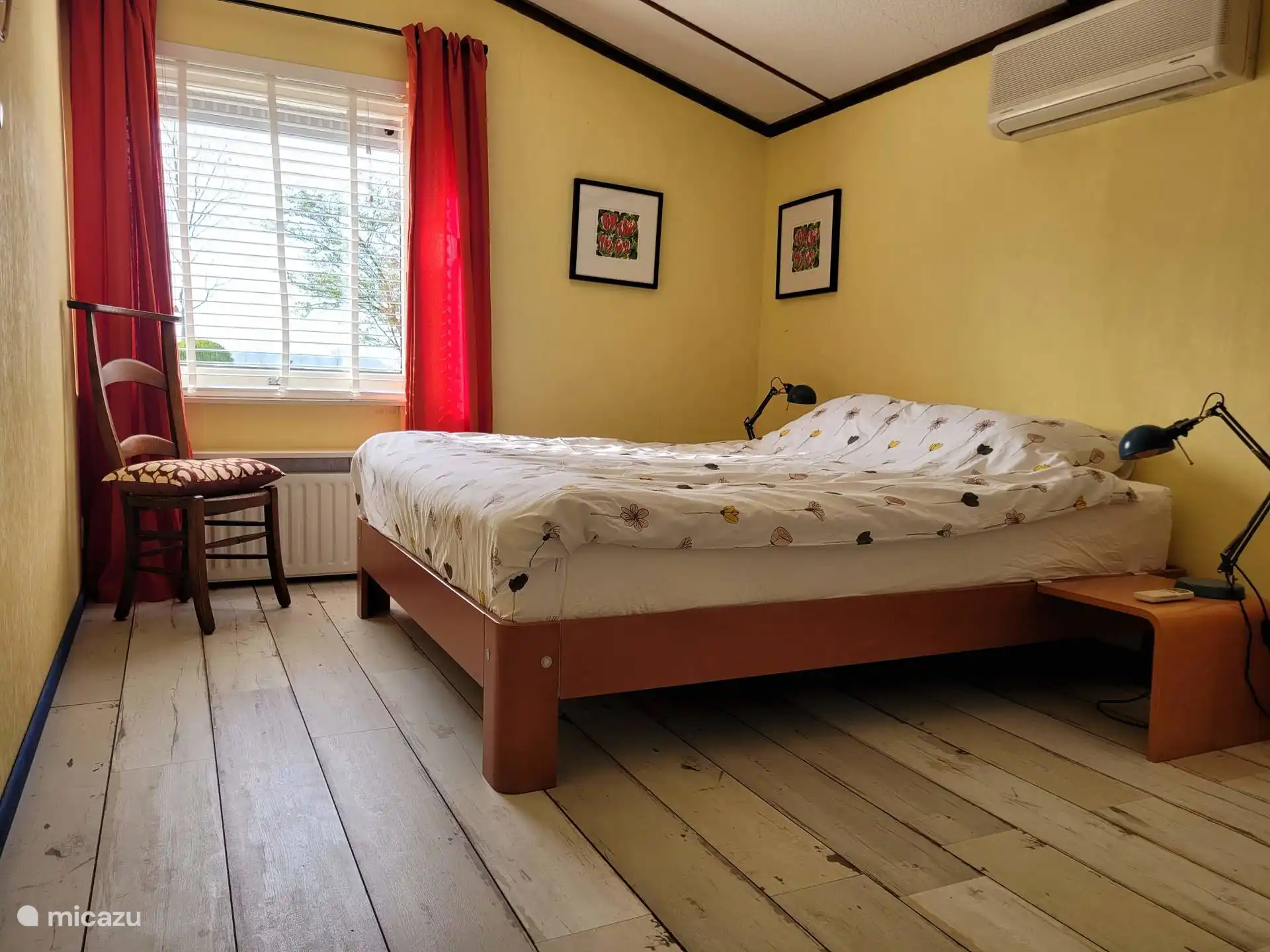 Dormitorio con cama Auping cómoda de 200x160 y armario espacioso.