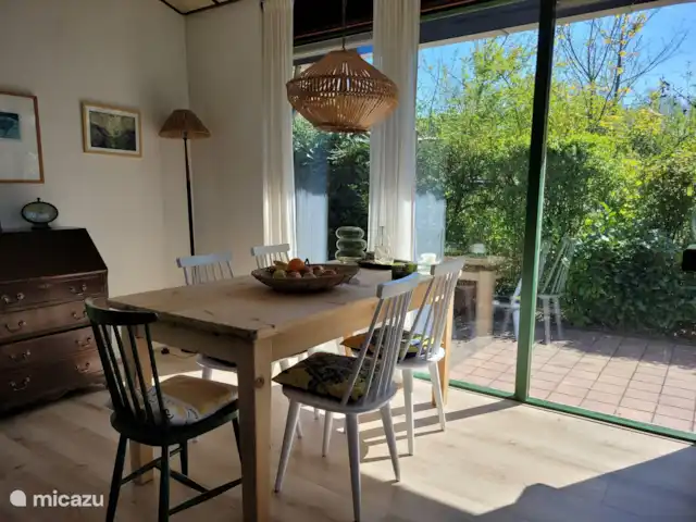 Weids uitzicht huren in Nederland, Zeeland, Ouwerkerk - bungalow De eethoek aan het raam.