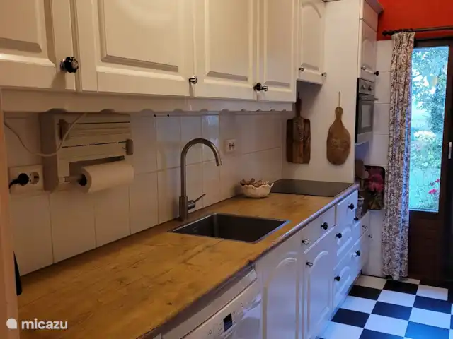 Weids uitzicht huren in Nederland, Zeeland, Ouwerkerk - bungalow De keuken met alles er op en eraan