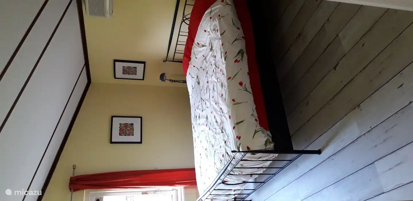 Chambre des maîtres romantique avec matelas confortable et surmatelas