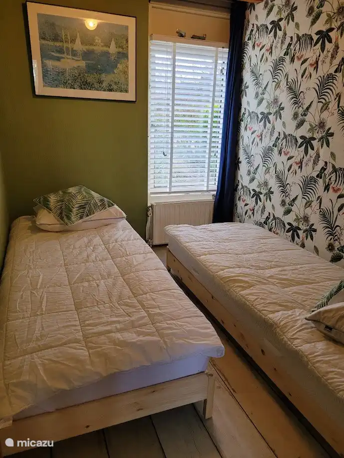 Deuxième chambre avec deux lits simples (empilables).