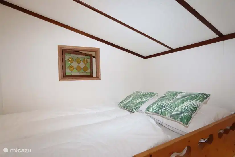 Deuxième chambre : le lit mezzanine, qui ne peut être utilisé qu'en combinaison avec des lits simples empilés.