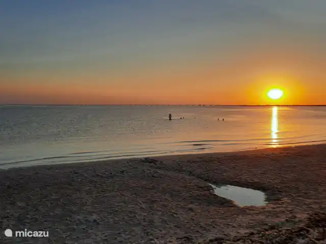 Weids uitzicht huren in Nederland, Zeeland, Ouwerkerk - bungalow Zonsondergang aan het strandje van Ouwerkerk op een hete dag.