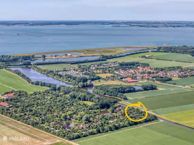 Weids uitzicht huren in Nederland, Zeeland, Ouwerkerk - bungalow De ligging van het huis t.o.v. Ouwerkerk en de Oosterschelde