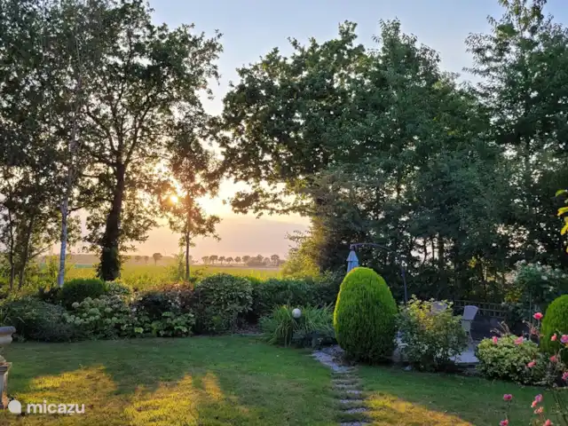 Weids uitzicht huren in Nederland, Zeeland, Ouwerkerk - bungalow Uitzicht vanaf terras achtertuin